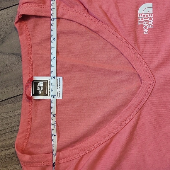 The North Face v-neck  t-shirt - Picture 7 of 9